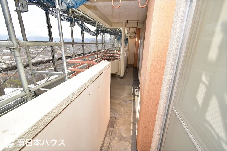 その他 【バルコニー】南向きのバルコニーです！令和7年12月4日現在、大規模修繕工事中です！