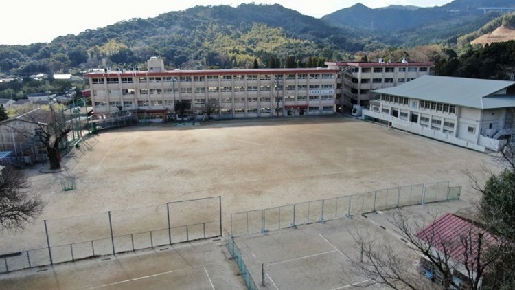 周辺 福平中学校【鹿児島市立福平中学校】は、平川町に位置する1947年創立の中学校です。令和4年度の生徒数は521人で、19クラスあります。校訓は「自主・好学・誠実・健康」で… 徒歩 約11分（約850m）