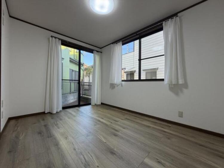 内装 ●〇採光もアクセントの一つとして。プライベートルームにはやさしい光が射し込んでいて、この明るい好みの空間で読書や音楽。充実した時間を過ごせます。日中に明りをつける必要が無い事も物件選びの大きな条件〇●