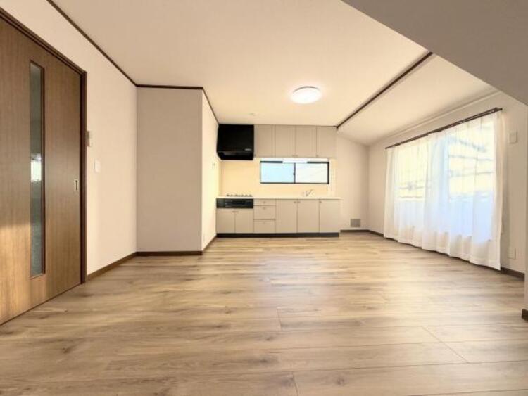 居間 ●〇明るく開放的な空間が広がるLDK。豊かな陽光が注ぎ込み爽やかな住空間を演出。ホームパーティーでもゲストと一緒に料理を楽しみながら楽しい時間を過ごせそう。広々としたLDKは床の掃除も楽です●