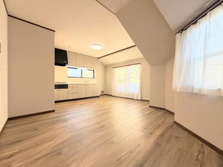 居間 ●〇見た目はスタイリッシュ、中身は家事ラク主義。回遊動線やたっぷりの収納など暮らしのストレスを小さくする工夫を丁寧に詰め込んだ、頼れる一邸です。忙しい毎日に、ちょっとした余裕をくれる家です。〇●