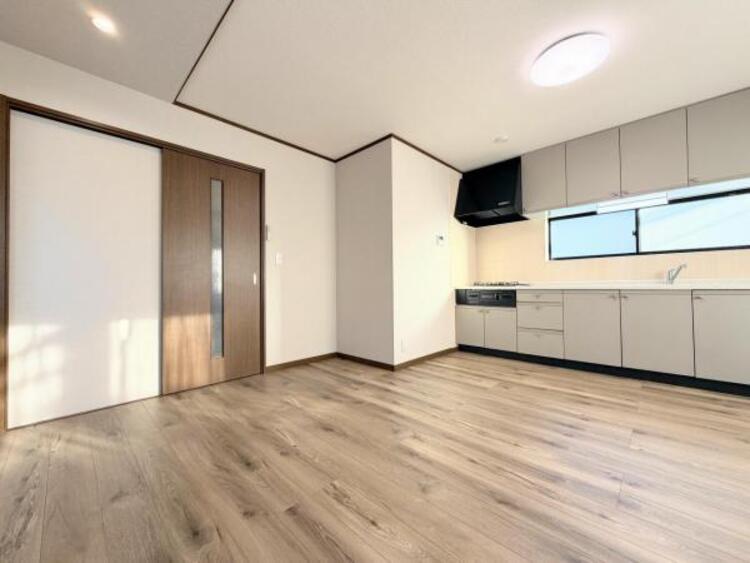 居間 ●〇玄関を開けて最初の一歩でわかる清潔感と開放感。毎日の暮らしを気持ちよくリセットしてくれる空気がうれしい、ずっと長く好きでいられる新築戸建です。深呼吸したくなるような毎日が、ここから始まります。〇●