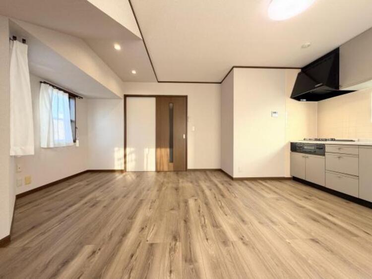 居間 ●〇仕事も趣味も子どもの成長も、ぜんぶ同じ屋根の下で無理なく両立できる間取り。帰るたび『うち最高』と自慢したくなる新築戸建、ここから新生活スタート。さあ今日から胸を張れるマイホームにしませんか〇●