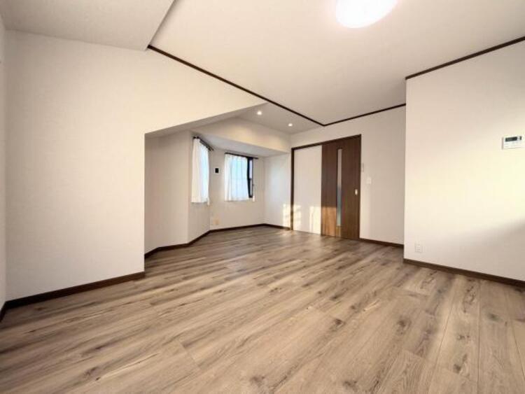 居間 ●〇大型スーパーや公園など生活施設が身近にそろい、平日も休日もムダなく楽しめる住環境。安心感と便利さの両方を手に入れたいご家庭にすすめたい住宅です。家族の暮らしにちょうどいい安心感をぎゅっと。〇●