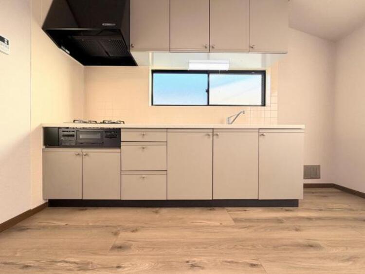 キッチン ●〇リビングに降り注ぐ明るい日差しがそのままキッチンにも柔らかく降り注ぐ明るい印象のキッチン廻り。LDK空間に一体感を感じられます。収納力の高いシステムキッチン〇●