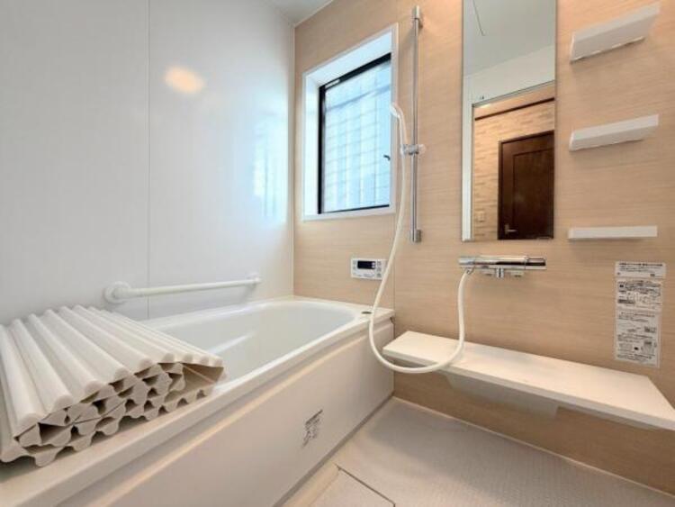 風呂 ●〇ユニットバスはゆったりとくつろげる1坪タイプ。足までしっかりと伸ばせる浴槽は心身ともにしっかりと疲れを癒してくれます。お子様と一緒の入浴でも充分な広さです。バスルームは疲れを癒すくつろぎの場所〇●
