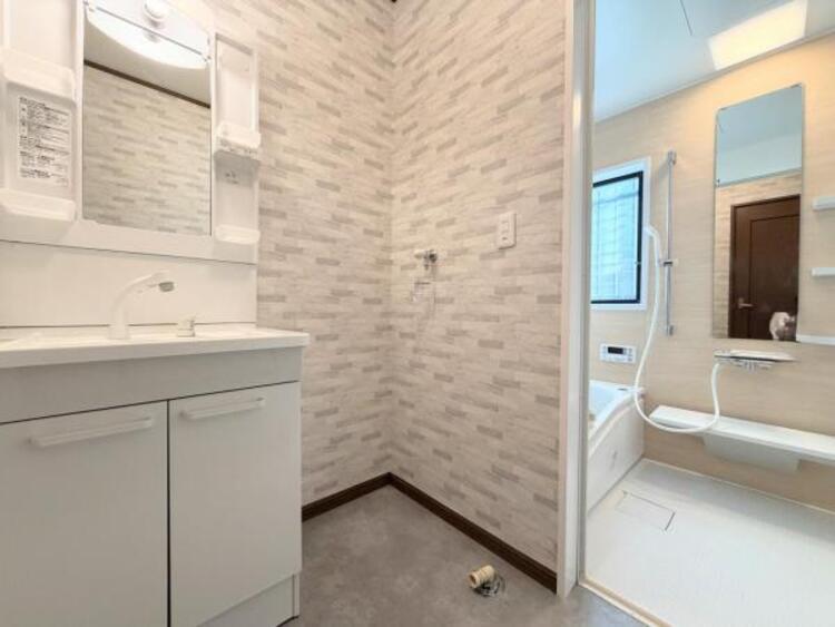 洗面 ●〇平日の朝であっても、落ち着きとくつろぎを感じられる。歯磨き粉が行方不明になるようなごちゃごちゃ感も解消。収納力の高い洗面所です。　コーディネートされた空間で気持ちよく身だしなみを整えられます　〇●