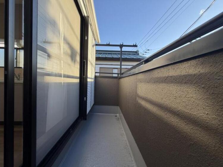 バルコニー ●〇日当たり良好！晴れた日はお洗濯物も気持ちよく乾きます。バルコニーからたっぷりの光をうけたお布団やシーツから太陽のにおいが感じられます。一度に洗濯を干せる量を気にする家庭も満足できるスペースです〇●