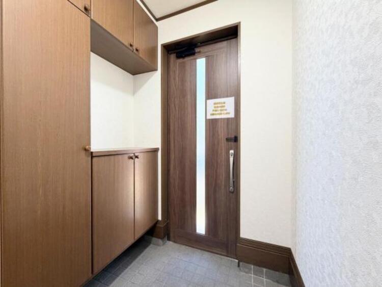 その他 ●〇住まいの第一印象を決める玄関スペース。収納力が高い下足入れを設置しており、高級感と清潔感を演出しました。小窓からの採光で明るい設計です。気持ちの良い気分でお出かけする事ができ、帰宅時も良い気分〇●
