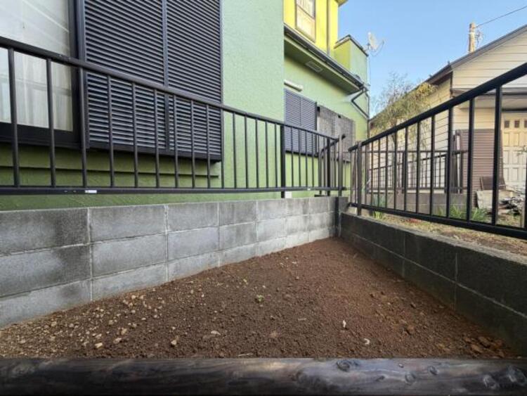 その他 ●〇四季の移り変わりを感じられる贅沢な空間。緑の潤いを感じられる環境でホッと生活できそうです。お好みの木々やお花を植えられるスペースもありますので、ちょっとしたガーデニングも。家族だけの豊かな空間〇●