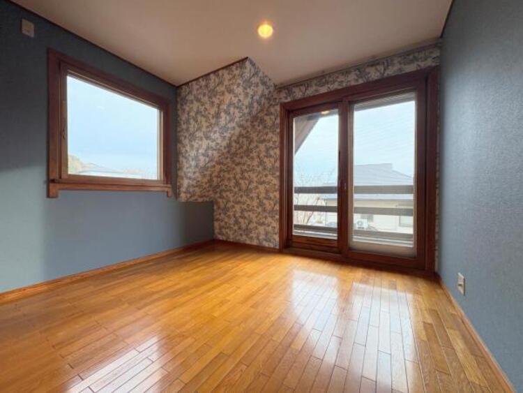 内装 ●〇採光、通風が心地よいお部屋です。お子様部屋にも、お父さんの書斎にも、どんな目的でも心地よくお使いいただけるようなデザインになっている為、家族構成の変化にも柔軟に対応できる居室となっております　〇● 