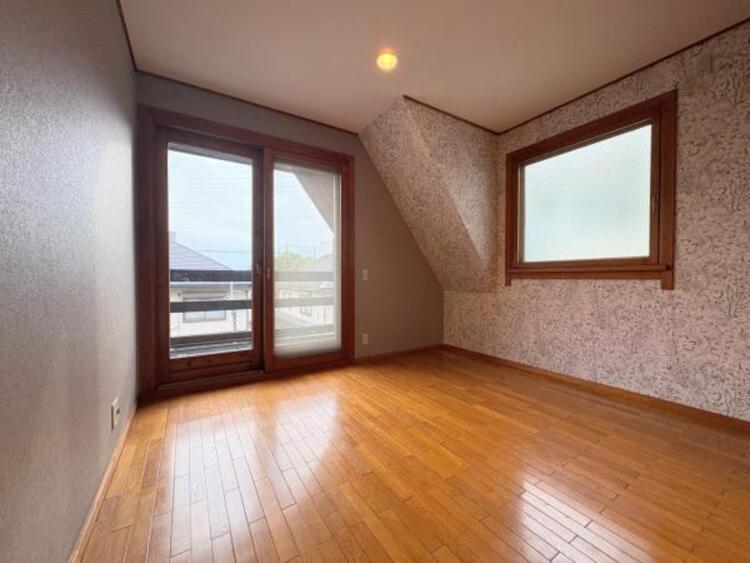 内装 ●〇全居室にクローゼットを完備！普段使いのお洋服や小物はもちろん、季節物のお洋服などもしっかりと整理整頓おしまい頂けます。整理整頓は床に物を置かない所から。居室空間をより広く隅々まで使用できます　〇● 