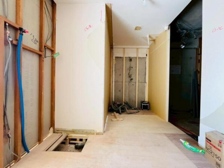 内装 穏やかな寛ぎあじわえるお部屋では有意義な時間がつくれます！！大きな窓からと陽光が注がれる明るい空間！光もアクセントの一つとして。一人時間も充実したものにできるプライベートルームは日々を豊かにします！！