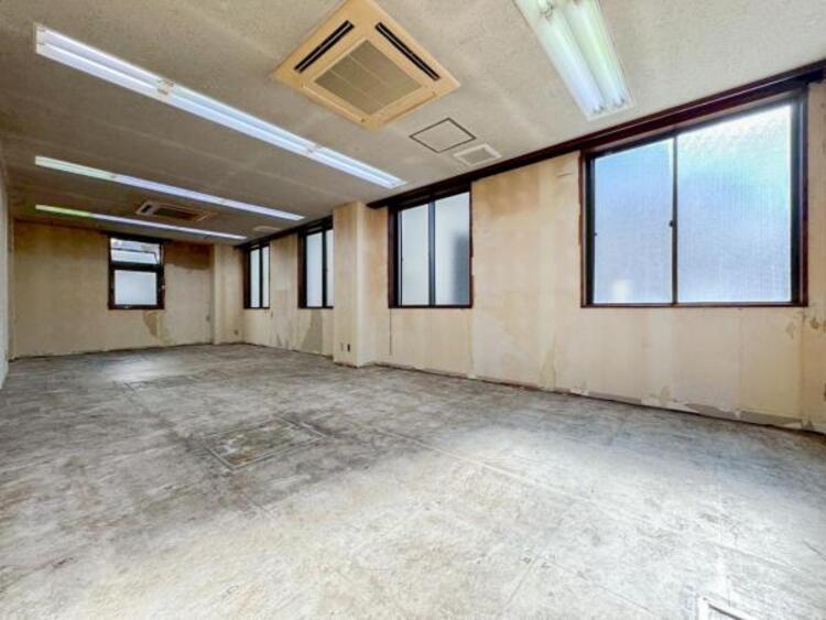 内装 採光を確保した明るい室内は風通しも良く穏やかな時が流れます！様々な生活スタイルにも対応可能な間取り。採光もアクセントの一つとして。この明るい好みの空間で読書をしたり、音楽を聞いたりと一人の時間も充実！