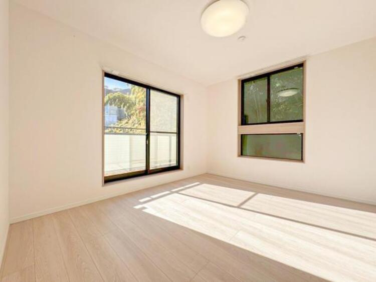 内装 採光を確保した明るい室内は風通しも良く穏やかな時が流れます！様々な生活スタイルにも対応可能な間取り。採光もアクセントの一つとして。この明るい好みの空間で読書をしたり、音楽を聞いたりと一人の時間も充実！ 