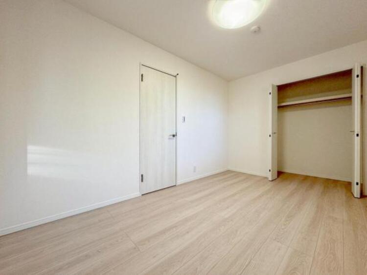 内装 自分の時間を充実させながら心豊かにできるプライベート空間！！穏やかな寛ぎを届ける仕様のゆとりある居室。個室のお部屋が欲しいという要望に応える設計で、過ごす時間が長くてもゆったり落ち着いて過ごせそう！！ 