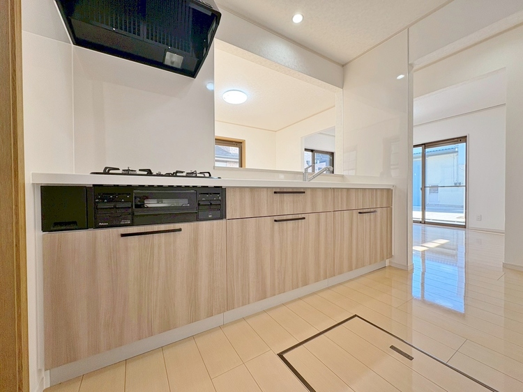 キッチン スマートな意匠と充実の機能を備えたキッチンが、暮らしにおいしい彩りを添えます。