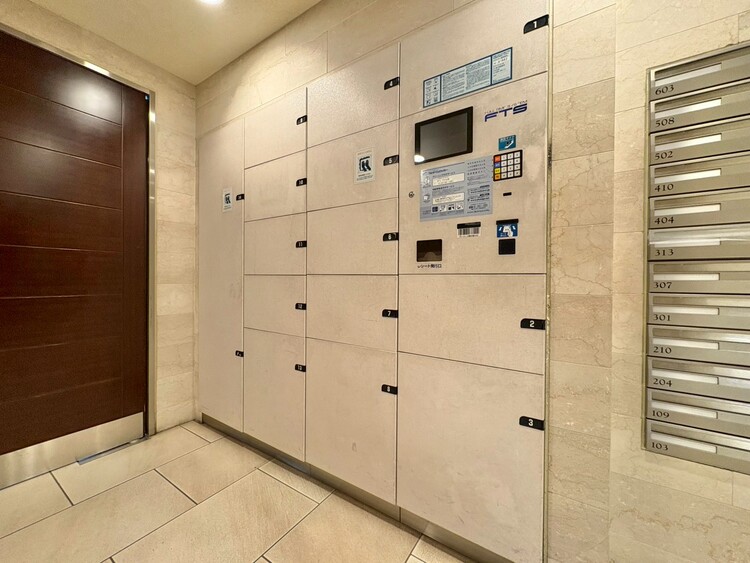 設備 外出中に活躍してくれる宅配ボックスが設置されています。家で宅配物を待たなくて済みますね。