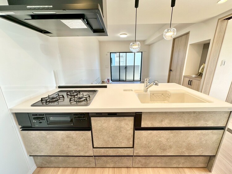 キッチン スマートな意匠と充実の機能を備えたキッチンが、暮らしにおいしい彩りを添えます。