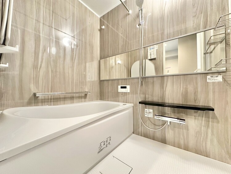 風呂 一日の疲れを癒すバスルームは、心地よいリラックスを叶える清潔感溢れる空間です。