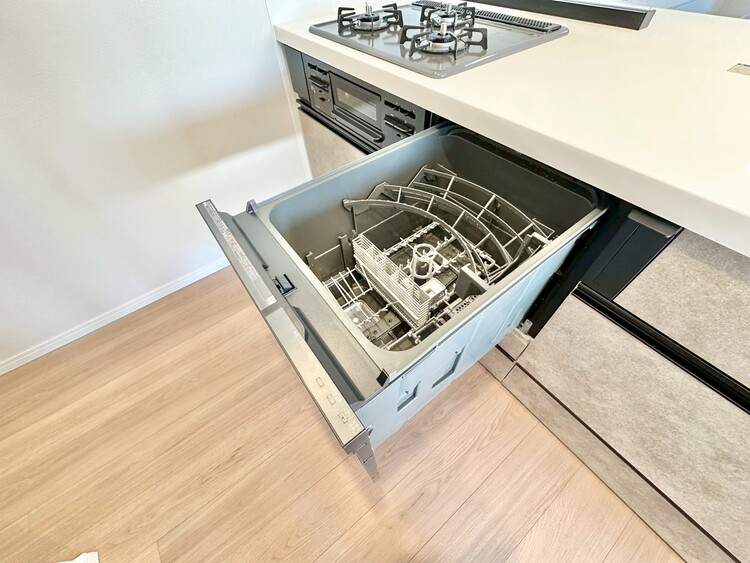 設備 家事の時短に役立つ食洗機。省スペースのビルトインタイプを採用致しました。