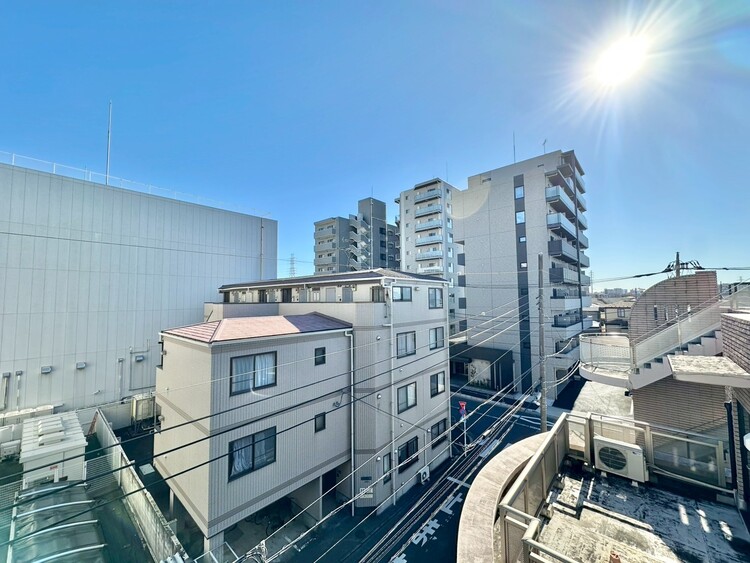 バルコニー 窓を開けると広がる青空。心をリフレッシュして日々を過ごしていきましょう。