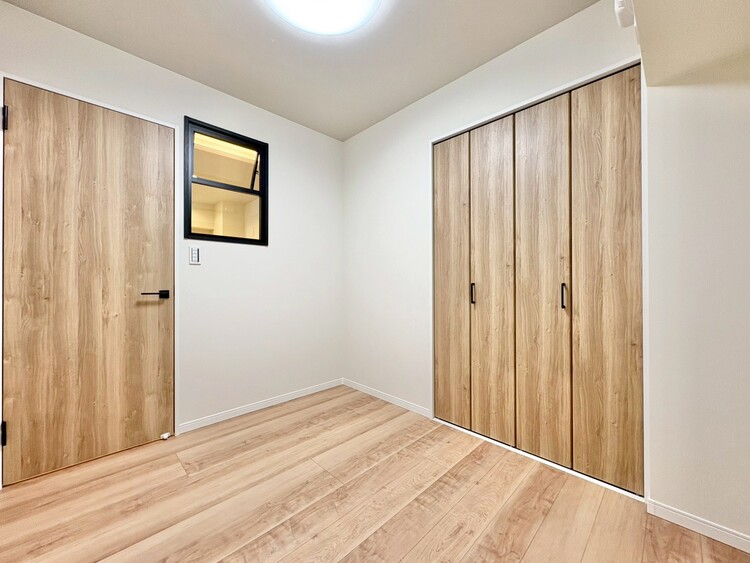 寝室 ベッドも十分に設置するスペースがあります。