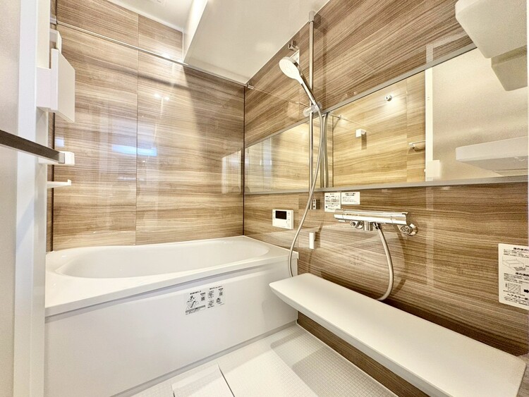 風呂 一日の疲れを癒すバスルームは、心地よいリラックスを叶える清潔感溢れる空間です。