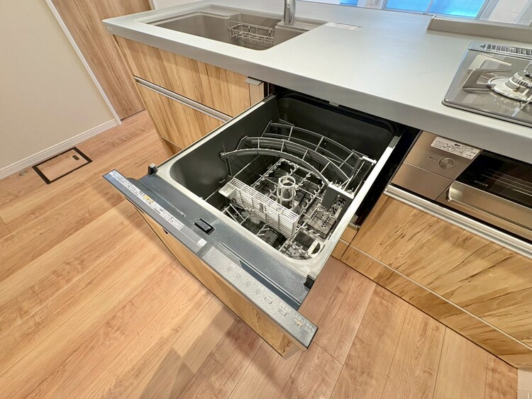 設備 家事の時短に役立つ食洗機。省スペースのビルトインタイプを採用致しました。