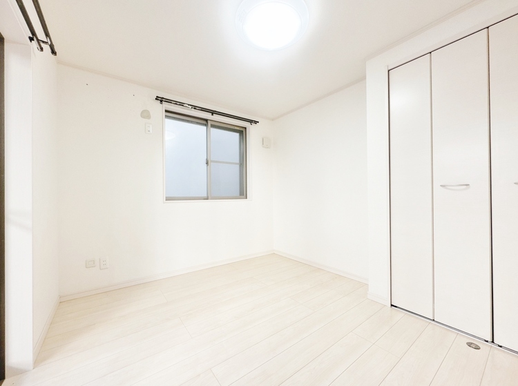 内装 収納スペースが付いていて、お部屋を広く使っていただけます。