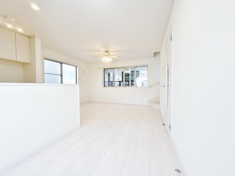 居間 忙しく過ぎゆく日常を置き去るほど、ゆったりした時間が流れるリビング。