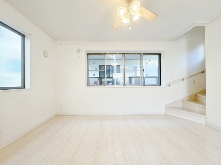 居間 居心地の良い空気感は、暮らしのステージを彩り、心からのやすらぎと満足感を与えてくれます。