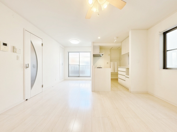 居間 快適に過ごす毎日を求めて、暮らしの中でご自身の「マイホーム」に創り上げてください。