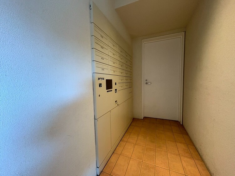 設備 共用部分の宅配ボックスです。留守中の荷物受け取りもできるので、安心して外出ができますね。