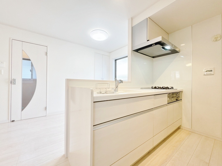 キッチン スマートな意匠と充実の機能を備えたキッチンが、暮らしにおいしい彩りを添えます。