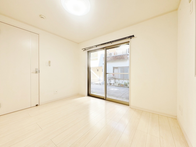 寝室 ベッドも十分に設置するスペースがあります。