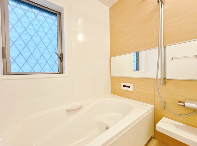 風呂 一日の疲れを癒すバスルームは、心地よいリラックスを叶える清潔感溢れる空間です。