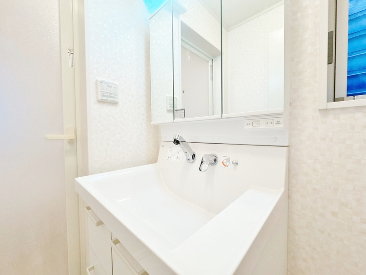 洗面 何かと物が増える場所だからこそ、スッキリと見映えの良い空間に。