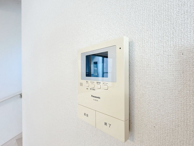 設備 来訪者と通話ができ、モニターで姿が確かめられるインターホンを採用。暮らしの安心感を一層高めます。