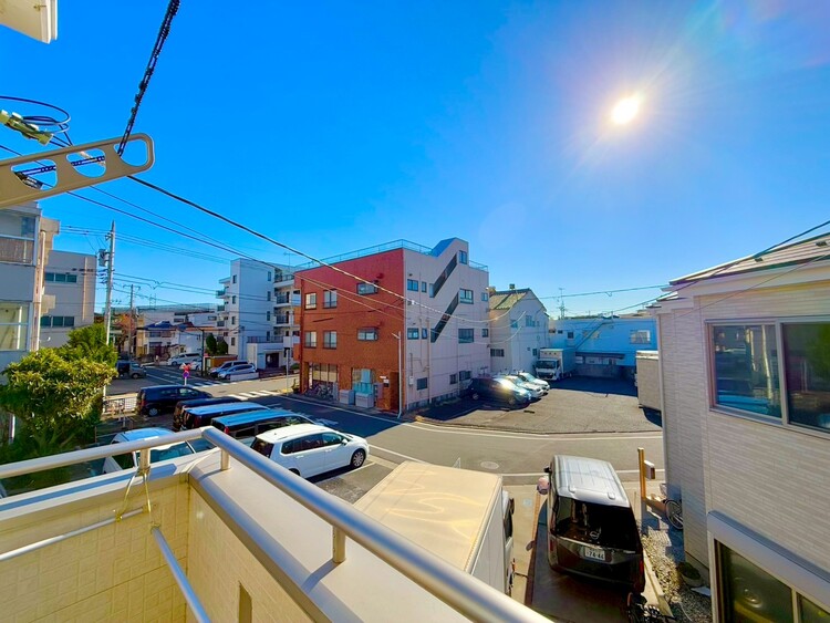 バルコニー 窓を開けると広がる青空。心をリフレッシュして日々を過ごしていきましょう。