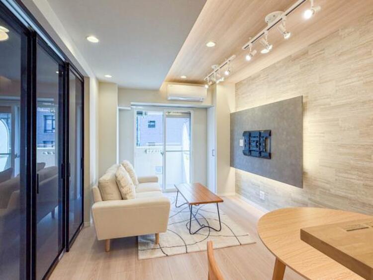 居間 【家具・小物（調度品）は販売価格に含まれません】くつろげるリビングは話に夢中になりすぎて、ついつい時間を忘れてしまう。そんな束の間の幸せを感じさせてくれる場所です。