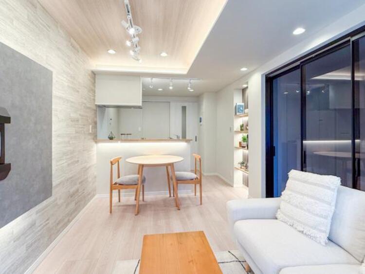 居間 【家具・小物（調度品）は販売価格に含まれません】ゆとりあるキッチンスペースを備えるリビングは家族が1番くつろげる癒しの空間です。