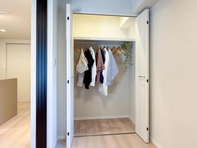 収納 【家具・小物（調度品）は販売価格に含まれません】クローゼットには棚やハンガーパイプが付いており、スーツや上着などがスッキリ収納可能です。