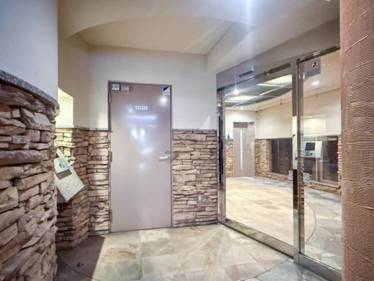 エントランス 住まいの顔ともいえるエントランスは、上品で洗練された印象に仕上がっています。