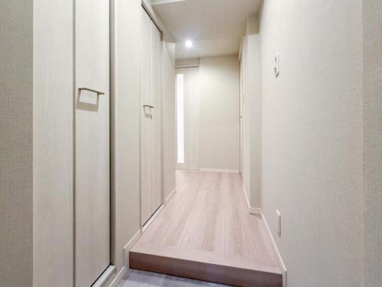 その他 上質感漂う玄関と廊下。居住者の帰り・訪れる方を優しく迎える、安らぎに満ちた生活空間を予感させます。