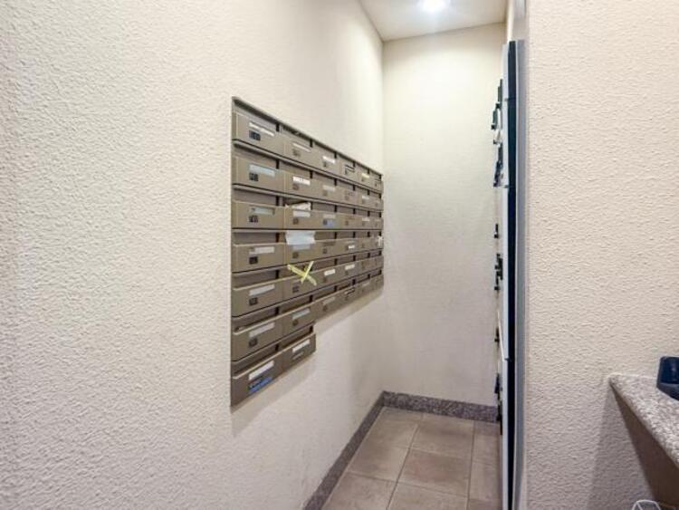 その他 エントランスに備え付けの郵便受けです。