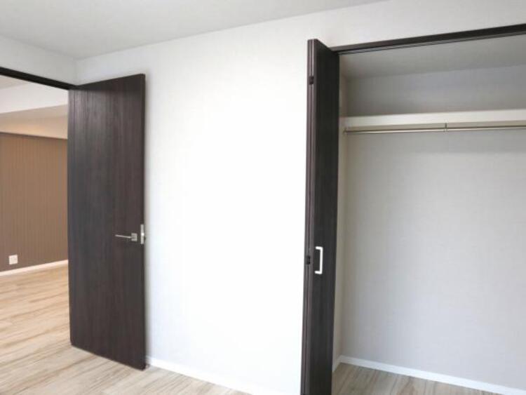 収納 クローゼットには棚やハンガーパイプが備えられているので、大切なお洋服にしわを付けずにそのまましまうことが出来ます。