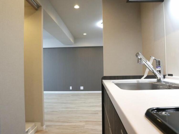 設備 独立キッチン　キッチンは、お料理に専念できる独立タイプを採用。リビングから見えづらいため、急な来客時でも慌てて片付ける必要がありません。ニオイや水はね音がリビングに届きにくいメリットも。