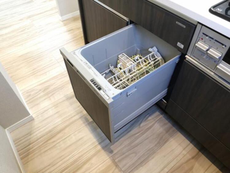 設備 食器洗浄乾燥機　食器の後片付けに便利な食器洗浄乾燥機を標準装備。ビルトインタイプなので見た目もスッキリ、特に共働き世帯のご家族には必須品です。
