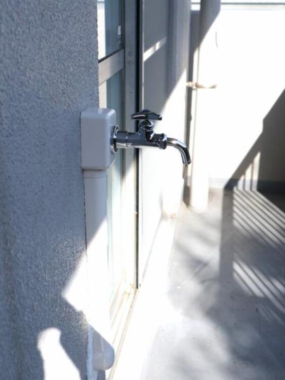 その他 バルコニーには水栓もあります。
